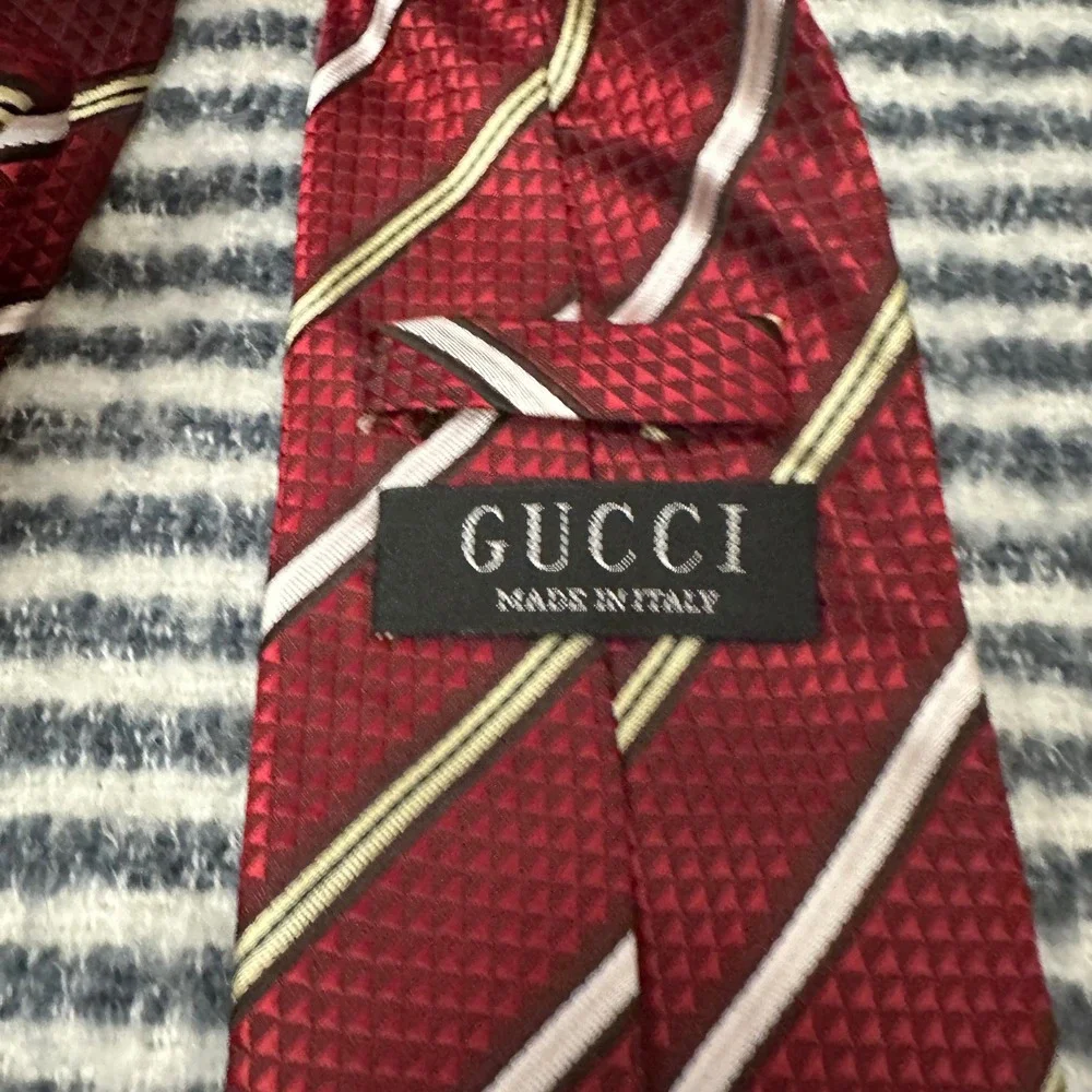 GUCCI Made in Italy Mens Striped Silk Neck Tie Red Textured Formalwear‎ Vintage